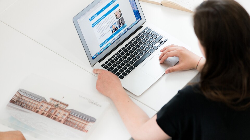 Studentin am Laptop