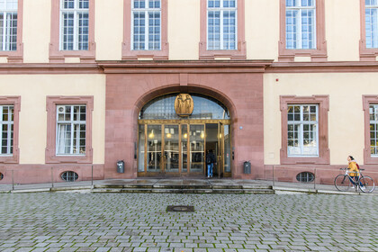 Haupteingang Universität