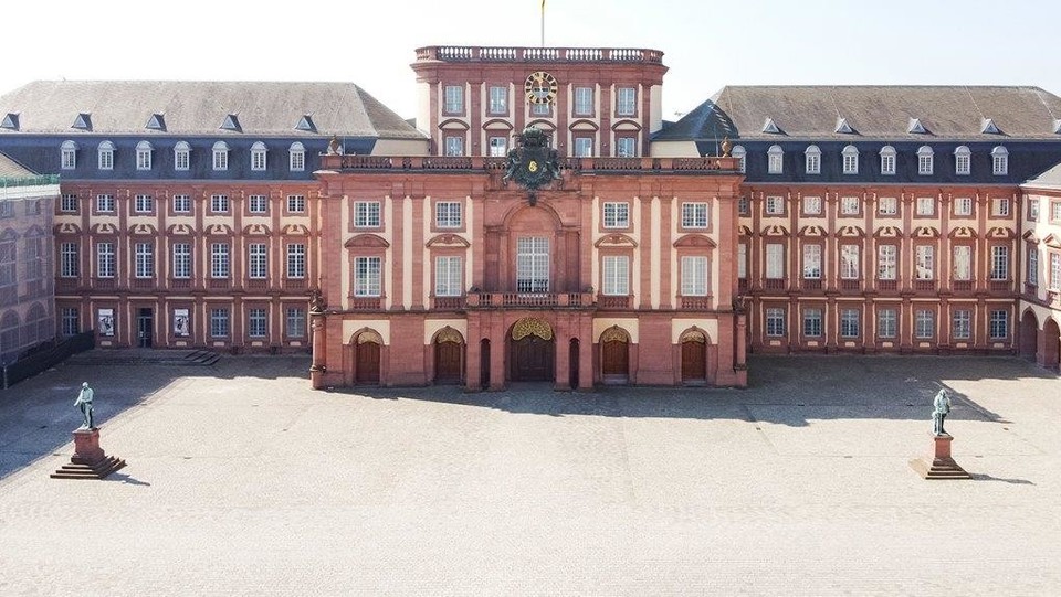 Mannheimer Schloss von schräg oben