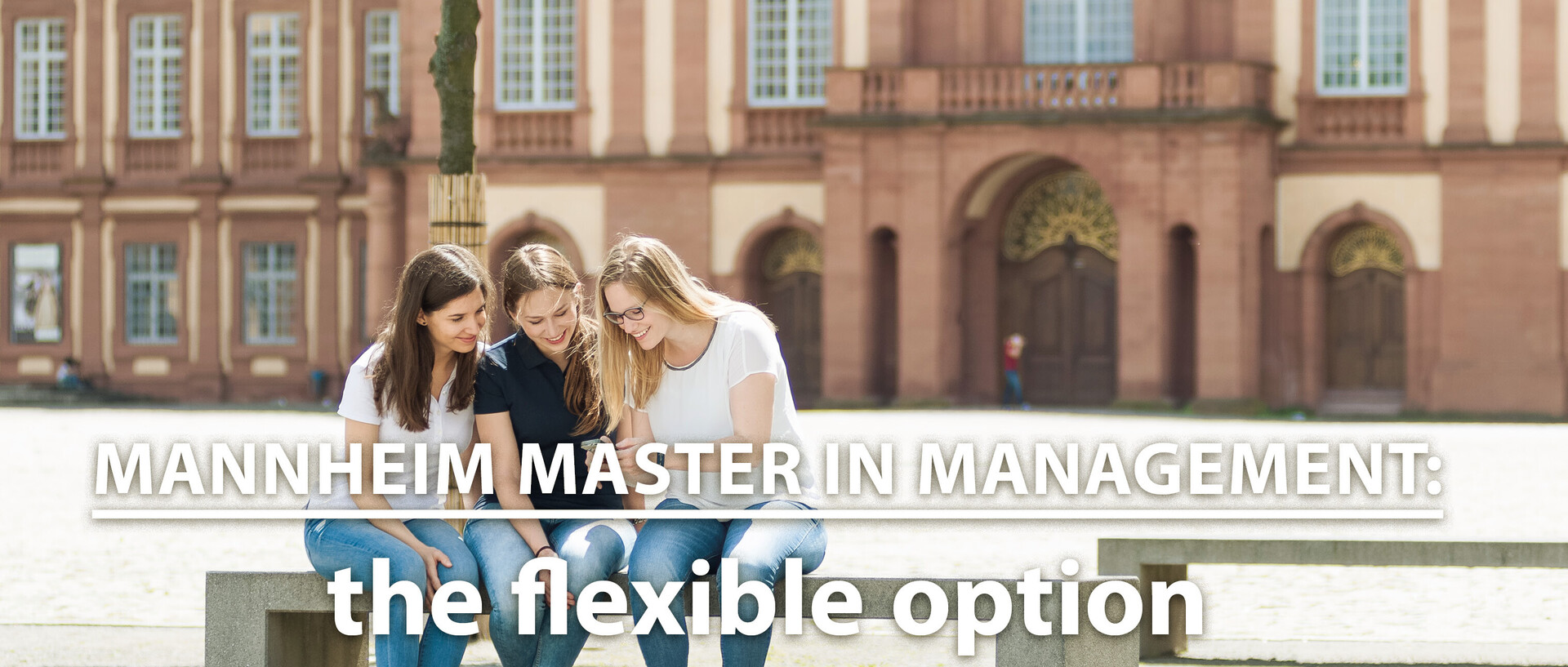 Studierende auf Bank vor Schloss, Schriftzug: Mannheim Master in Management: the flexible option