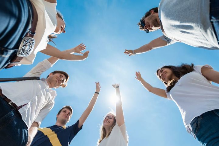 Menschen schmeißen Hände in die Luft