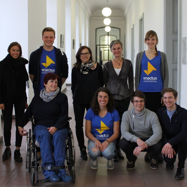 8 Personen im Gang, aufgestellt zum Gruppenfoto