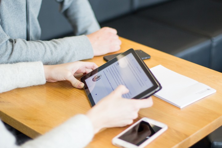Tablet wird gehalten