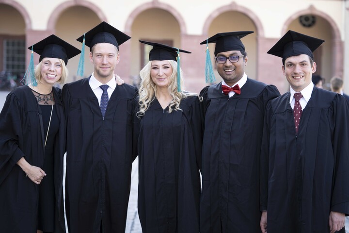 Gruppenfoto von Absolvent*innen