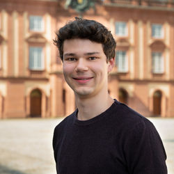 Timo Martens hat braune Haare und trägt ein schwarzes Shirt