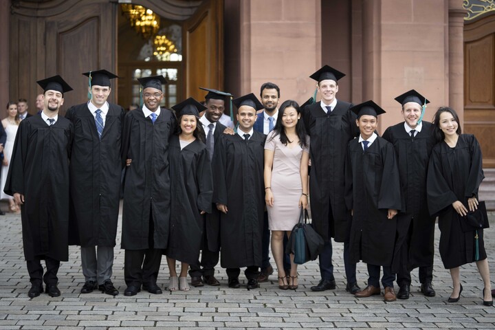 Gruppenfoto von Absolvent*innen
