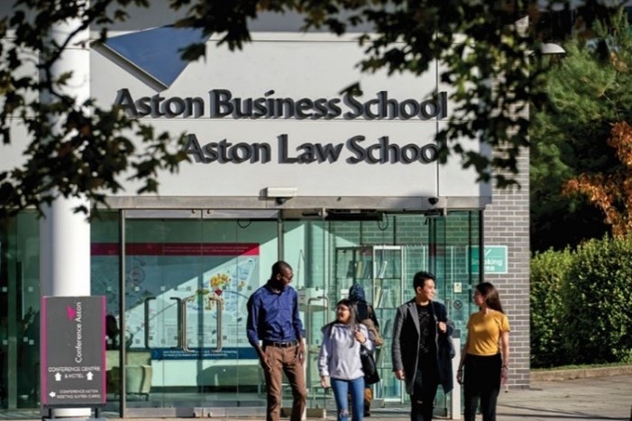 Studierende kommen aus dem Eingang der Aston Business School / Aston Law School