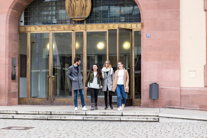 Studierende vorm Haupteingang
