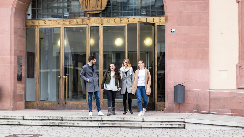 Studierende vorm Haupteingang
