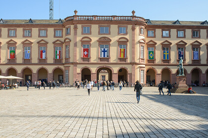 Mannheimer Schloss mit unerschiedliche Nationalflaggen geschmückt