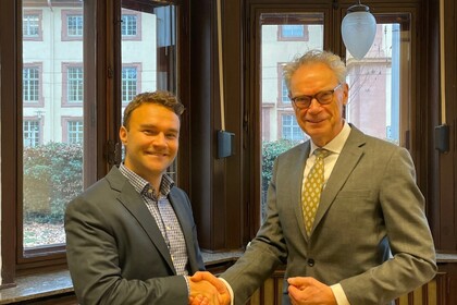 Dekan Lutz schüttelt Prof. Bauer die Hand