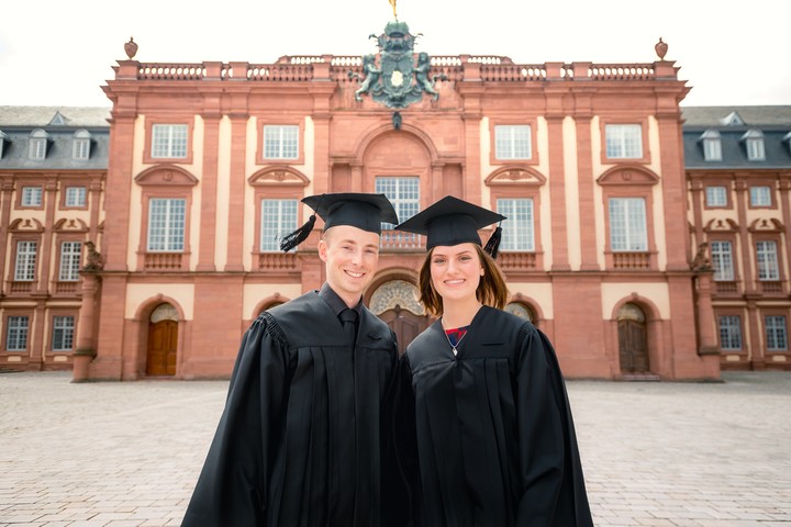 Graduates in front of the castle